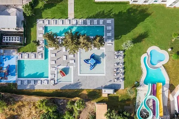 Rejse til Rhodos med all inclusive - billede af det udend&oslash;rs poolomr&aring;de