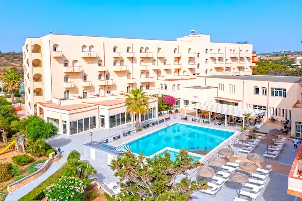 Rejse til Sicilien - hotellets poolomr&aring;de