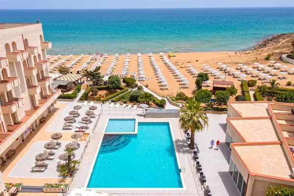 Rejse til Sicilien - hotellets poolomr&aring;de lige ved stranden, smuk havudsigt