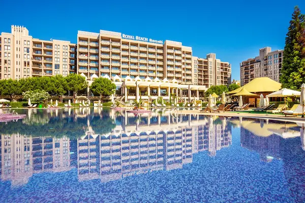 Luksusferie til Bulgarien Luksusrejse til Bulgarien - billede af poolområdet med hotellet i baggrunden