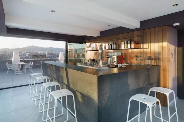 Rejse til Barcelona - billede af baren p&aring; tagterrassen