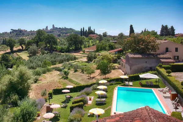 Rejse til San Gimignano - billede af det udend&oslash;rs poolomr&aring;de med liggestole og udsigt