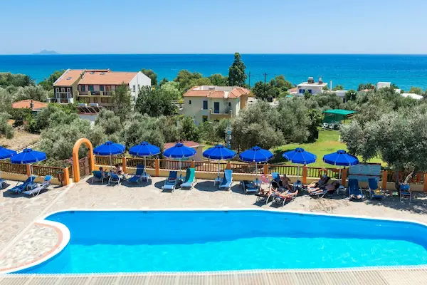 Rejse til Samos - poolomr&aring;de og havudsigt