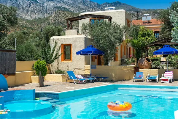 Rejse til Samos - poolomr&aring;de med bjerge i baggrunden