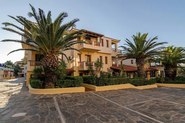 Rejse til Samos - hyggelig hotelfacade med palmer og buske