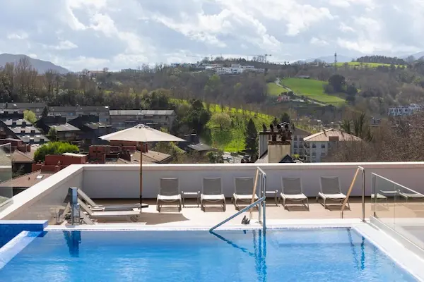 Rejse til San Sebasti&aacute;n - pool og udsigt