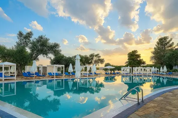 Rejse til Evia - billede af poolomr&aring;det