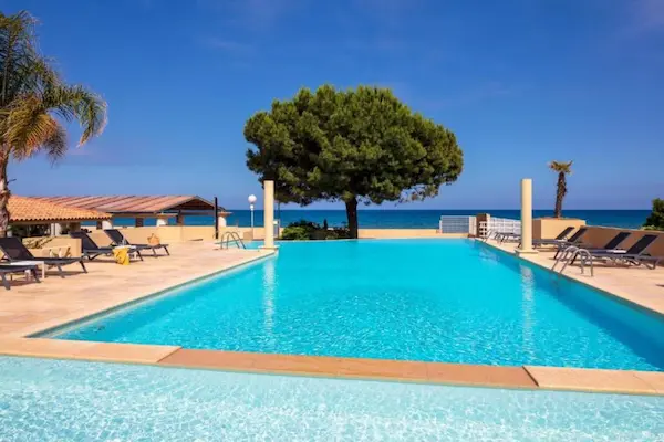 Rejse til Korsika Rejse til Korsika - billede af poolen med udsigt over havet