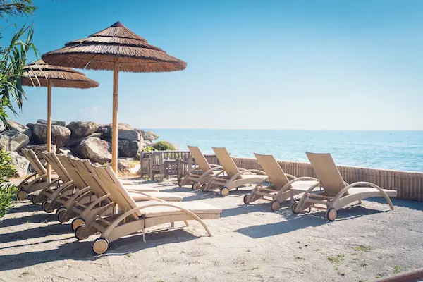 Rejse til Korsika Rejse til Korsika - billede af hotellets liggestole på stranden