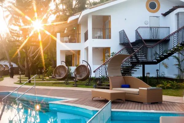 Rejse til Goa - indisk strandparadis Acron Waterfront Resort, Goa, pool og hotel