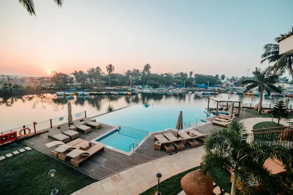 Rejse til Goa - indisk strandparadis Acron Waterfront Resort, Goa, pool og udsigt