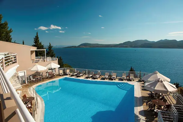 Rejse til Lefkas - poolomr&aring;de med havudsigt