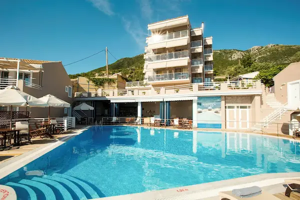 Rejse til Lefkas - poolomr&aring;de med havudsigt