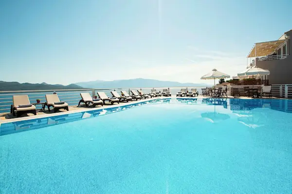 Rejse til Lefkas - poolomr&aring;de med havudsigt