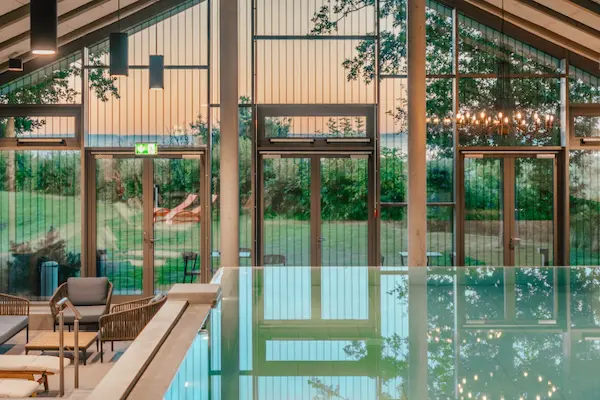 Arborea Marina Resort Neustadt, pool og udsigt over have, wellnessferie