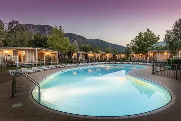 Rejse til Lago Maggiore - poolomr&aring;de