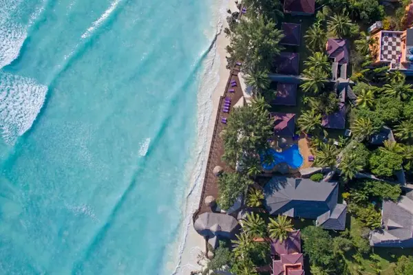Rejse til Zanzibar - strand lige uden for d&oslash;ren