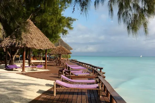 Rejse til Zanzibar - solsenge ved havet