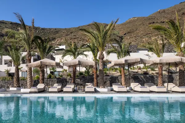 Rejse til Santorini - poolomr&aring;de