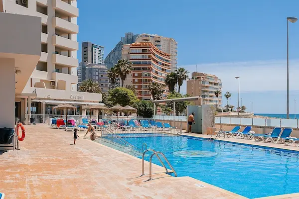 Rejse til Calpe - poolomr&aring;de