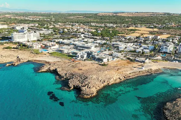 Rejse til Cypern - hotel t&aelig;t ved havet