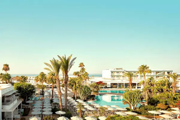 Rejse til Cypern - pool og havudsigt