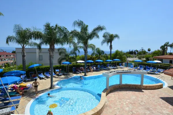 Residence Hotel La Taverna, Calabrien, pool og udsigt
