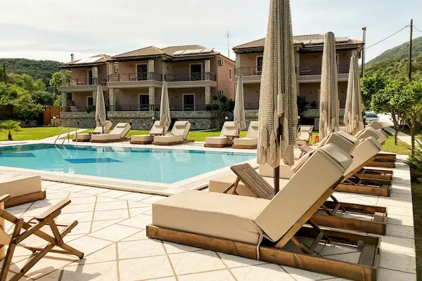 Dalouda, Parga, pool og solsenge