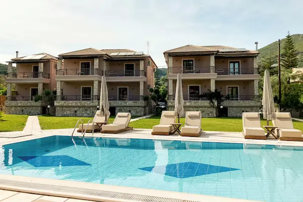 Dalouda, Parga, pool og bygninger