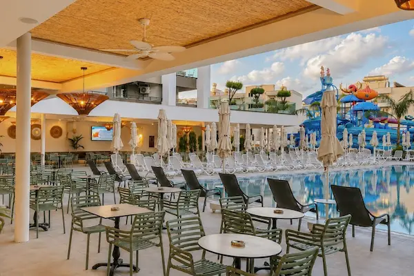 Blue Wave Hotel - poolområde med terrasse/lounge