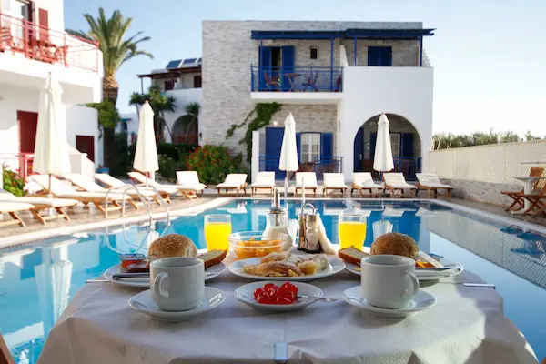 Morgenmad ved poolområdet på Hotel Katarina, Naxos, Grækenland