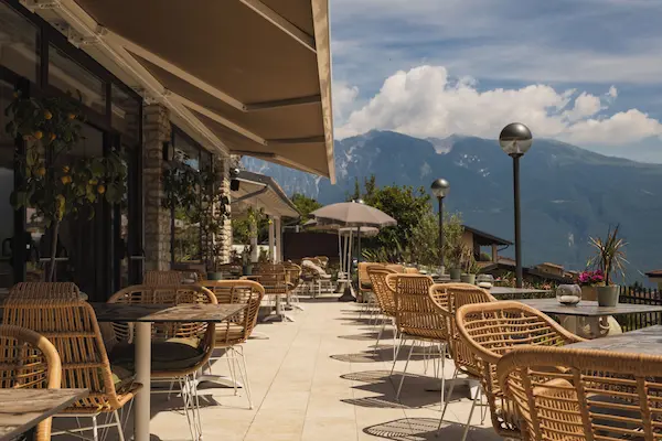 Udendørs terrasseområde med bjergudsigt på Hotel MioMio, Tignale, Gardasøen