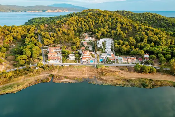 Panorama, Skiathos, luftfoto af hotellet med grønne omgivelser