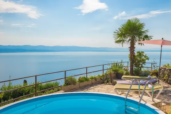 Villa More feriehus, Kroatien, pool og terrasse med udsigt