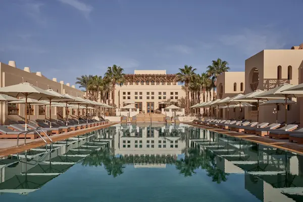 Hotel Steigenberger Golf Resort, El Gouna, pool og hotelbygning