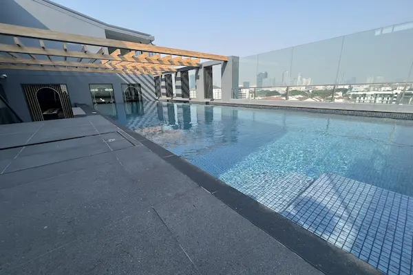 Rooftop pool på ARNI Skye Hotel, Bangkok, Thailand