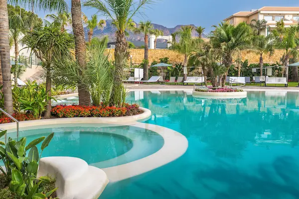 Barceló La Nucia Palms, poolområde med palmer