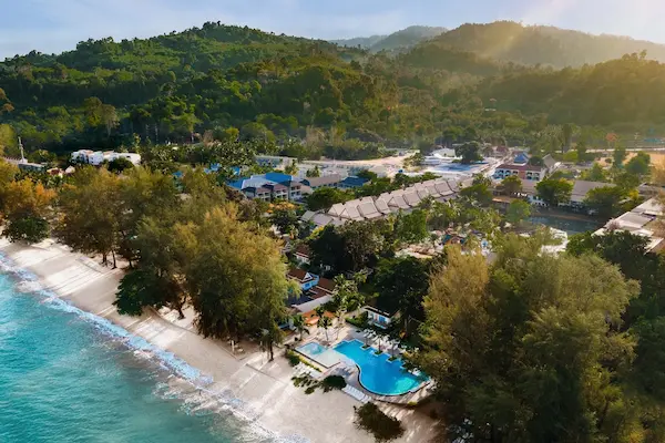 Khaolak Emerald Beach Resort & Spa ligger direkte ved stranden