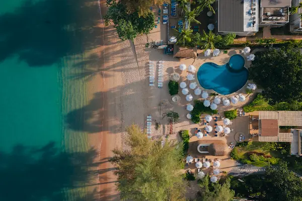 Poolområde lige ved stranden på Khaolak Emerald Beach Resort & Spa,
