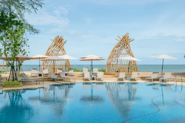 Poolområde med havudsigt på Khaolak Emerald Beach Resort & Spa,