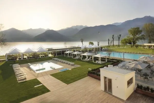 Idyllisk ferie ved Comosøen Seven Park Hotel Lake Como, poolområde med udsigt