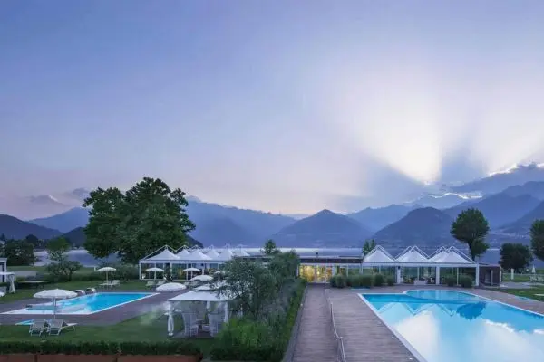 Idyllisk ferie ved Comosøen Seven Park Hotel Lake Como, poolområde med udsigt