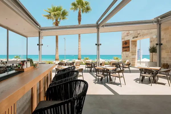 Ikones Seafront Luxury Suites, Kreta, cafe og havudsigt