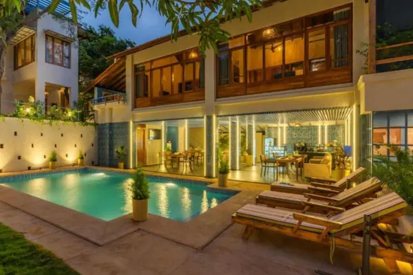 Rejse til Goa - indisk strandparadis Bam Goa, Saligao, Goa, pool og hotel udefra, Rejse til Goa