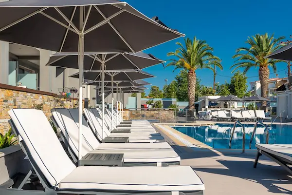 Lejlighedshotel Dionysos , Halkidiki, pool og terrasse