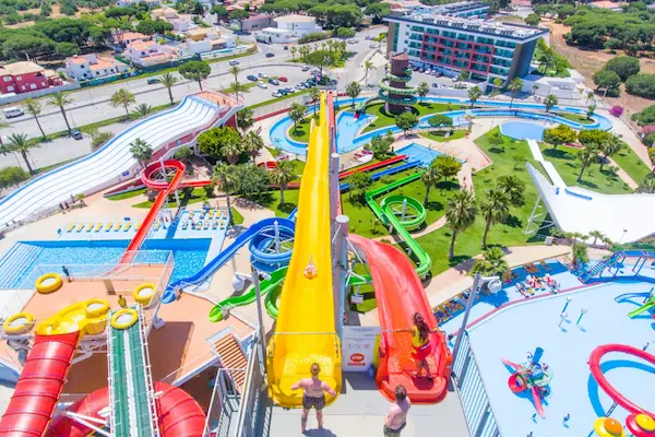 Rejse til Algarve - Portugals strandparadis Aquashow Park, Algarve, vandland med udsigt til hotellet