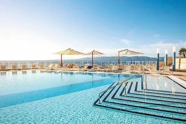 Poolområde med havudsigt på TUI BLUE Makarska, Kroatien