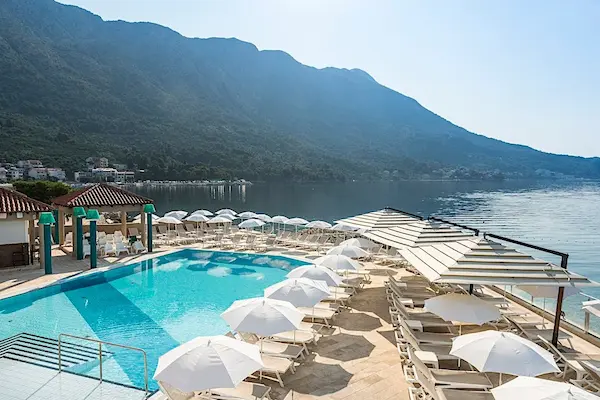 Poolområde med hav- og bjergudsigt på TUI BLUE Makarska, Kroatien