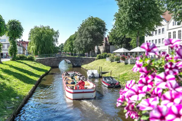 Miniferie i Friedrichstadt, kanal med turistbåd