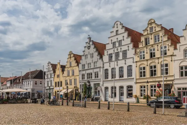 Miniferie i Friedrichstadt, torv og bygninger